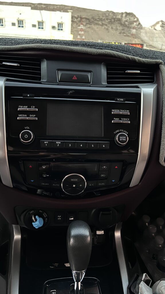 Nissan Navara LE Full option السياره بدوله عمان