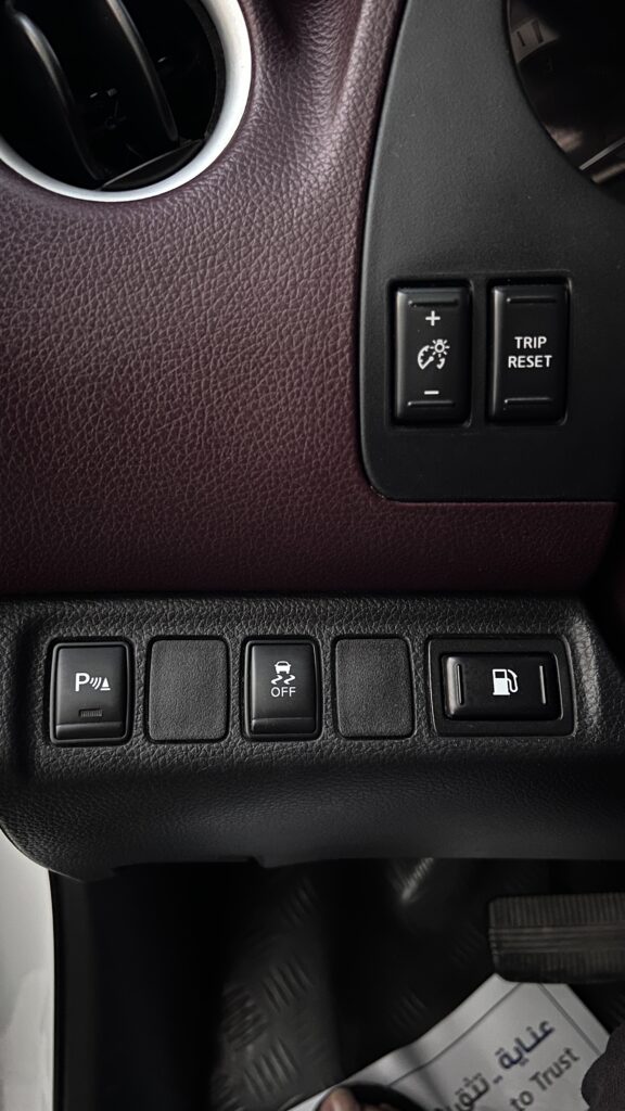 Nissan Navara LE Full option السياره بدوله عمان