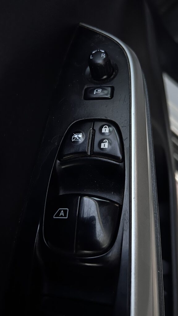 Nissan Navara LE Full option السياره بدوله عمان